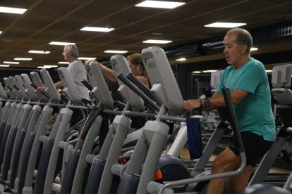 Varias personas haciendo deporte en el gimnasio DIR Diagonal de Barcelona, el primer día de reapertura.