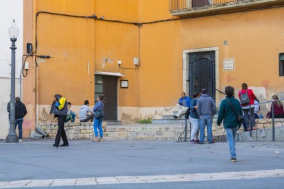 Un grup de gent esperant per recollir menjar a Càritas, en una imatge d'arxiu.