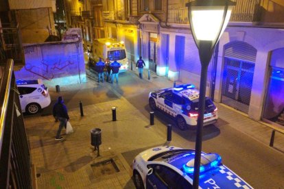 Las autoridades policiales, durante la intervención.