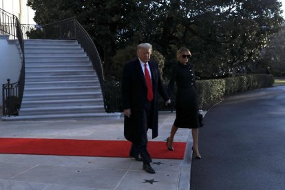 Donald Trump i la seva esposa, Melania Trump, marxen de la Casa Blanca,