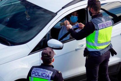 Agentes del Cuerpo de Policía Nacional realizan un control.