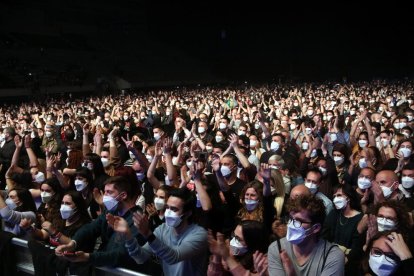 El públic del concert pilot de Love of Lesbian al Palau Sant Jordi durant l'actuació.