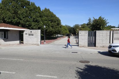 Plano abierto de la entrada de la escuela Bell-lloc de Gerona.