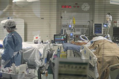 Un área del servicio de Medicina Intensiva del Hospital de Tortosa Verge de la Cinta, con dos pacientes ingresados.