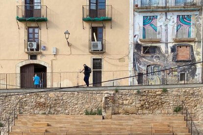 Imagen de la pintada que apareció ayer por la mañana a las nuevas gradas de la plaza Sedassos.