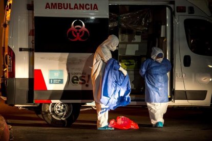 Treballadors sanitaris es preparen a l'Hospital General de Zona, a la ciutat de Saltillo (Mèxic).