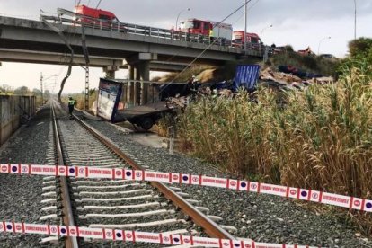 El camió accidentat sobre les víes del tren