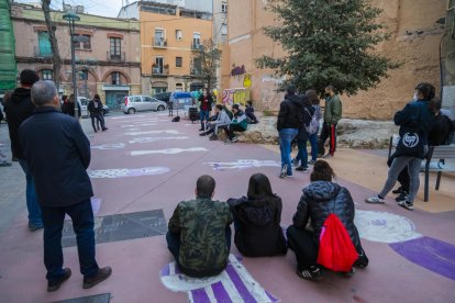 L'assemblea oberta d'ahir celebrada al monument dels Despullats va reunir unes 50 persones.