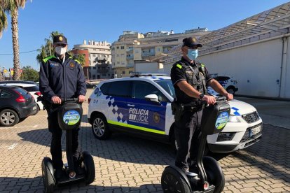 Imagen de dos agentes con los segways.