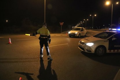 Un control de los Mossos d'Esquadra en la T-11, en Tarragona, minutos después de entrar en vigor el toque de queda.