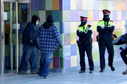 El tarraconense detenido por la 'rave' de Llinars del Vallès saliendo de los juzgados de Granollers.