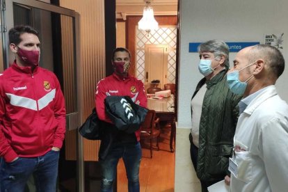 Los jugadores Fausto Tienza y Francesc Fullana durante la visita al Hospital Santa Tecla.