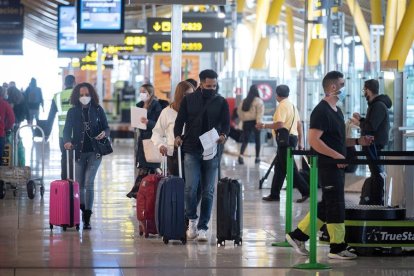 Passsatgers a l'aeroport Madrid- Barajas Adolfo Suárez.