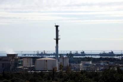 Zona de la petroquímica de Tarragona, próxima al área afectada por la explosión en la planta de IQOXE.