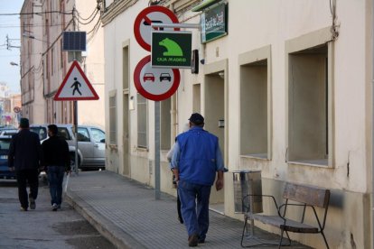 Fachada de la sección de crédito de la Cooperativa de l'Aldea con el logo de Caja Madrid, posterioment Bankia.