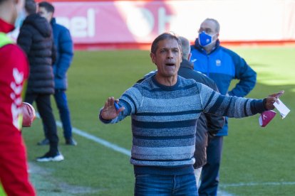 L'entrenador del Nàstic, Toni Seligrat, protestant una jugada.