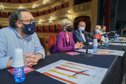 Imagen de los impulsores del proyecto educativo 'Ningún niño sin Fortuny' en el Teatro Fortuny de Reus.