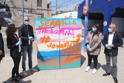 Els impulsors del Camp de Treball del Serrallo, amb el mural que han pintat.