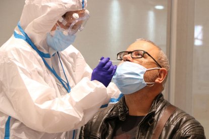 Un ciudadano se somete a una prueba PCR en Sabadell.