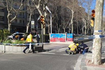 Els sanitaris del SEM atendiendo a un herido.