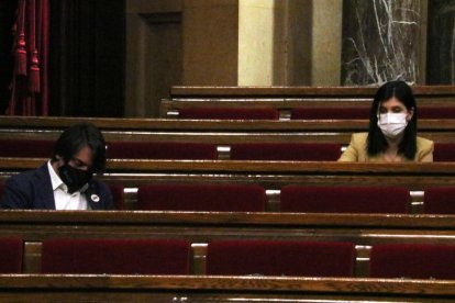 Francesc de Dalmases (JxCat) i Marta Vilalta (ERC), en la sessió de la Diputació Permanent del Parlament del 24 de febrer.