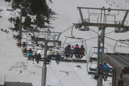 Gente esquiando en Vallter 2000.