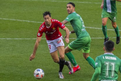 Pedro Martín, durante una acción del Nàstic-Cornellà de esta temporada.