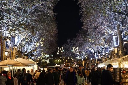 Una vista de la Rambla de Barcelona con las luces de Navidad puestas en marcha, en el 2017.