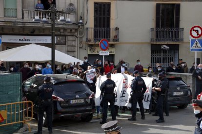 Antifeixistes, cridant contra la comitiva de Vox que està a la plaça de l'Ajuntament i a la qual els Mossos no els deixen accedir.