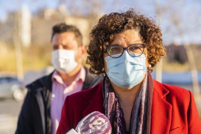 Ibarra i Viñuales atenent els mitjans ahir davant les obres del nou Centre Penitenciari Obert.