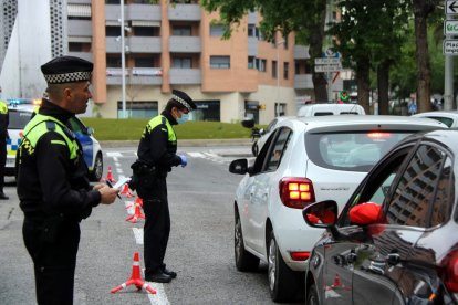 La Guardia Urbana de Tarragona, durante un control realizado en la ciudad.