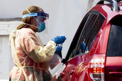 Una sanitaria haciendo una PCR.