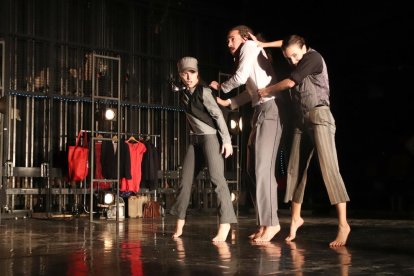 Tres bailarines de la compañía La Imperfecta durante un pase de muestra en la Sala Trono.