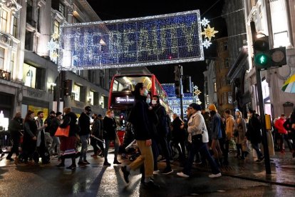 Anglaterra decreta des d'avui un nou i estricte confinament