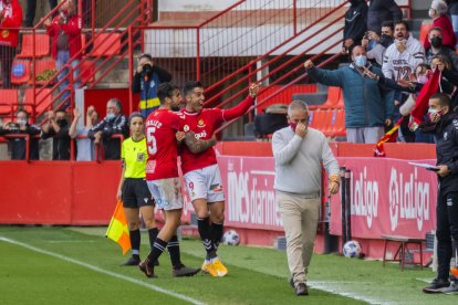 Oliva celebra amb Trilles el gol que li va donar el triomf al Nàstic.