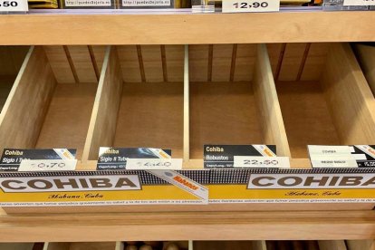 Imagen de una cava de cigarros Cohiba vacía en un estanco de Tarragona por|para la falta de stock|estoque.