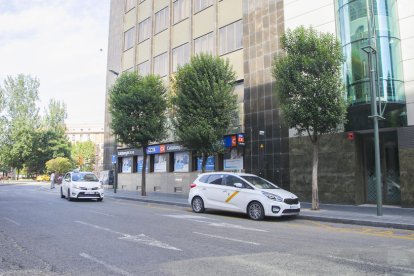 Imagen de archivo de dos taxis en la parada de la calle Pere Martell.