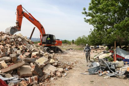 Mohamed destriava ahir ferralla i objectes personals d'entre les restes de la construcció.