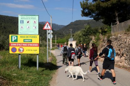 Un grup d'excursionistes caminant al començament de la ruta per la Vall del riu Glorieta a Alcover