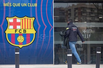 Un agent dels Mossos d'Esquadra entrant a les oficines del FC Barcelona aquest dilluns.