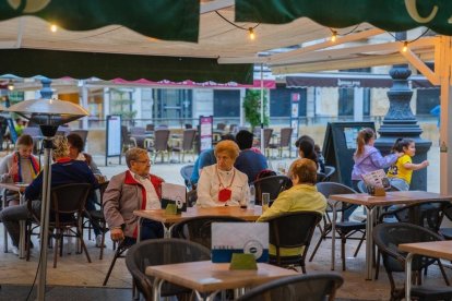 Primer día de bares y restaurantes abiertos tarda noche noche