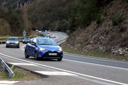 Trànsit de vehicles circulant per la C-16 al Berguedà en direcció a la Cerdanya.