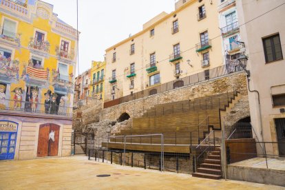 Imatge de les escales de fusta a la plaça dels Sedassos.