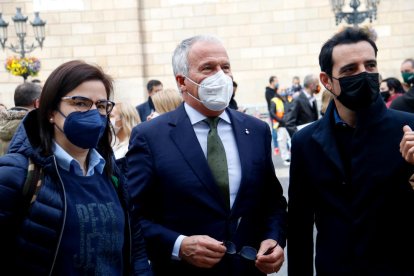 El concejal del PP en Barcelona Josep Bou, en la manifestación de sindicatos policiales en plaza Sant Jaume. 12/02/2021 (horizontal)