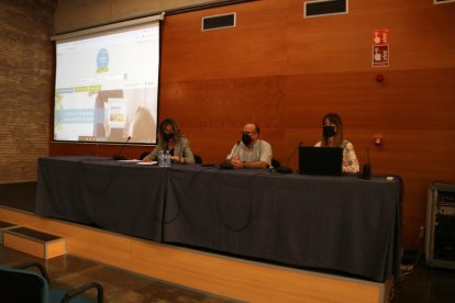 Pla general de la consellera de Comerç i presidenta de l'EMDET, María José López, acompanyada de tècnics.