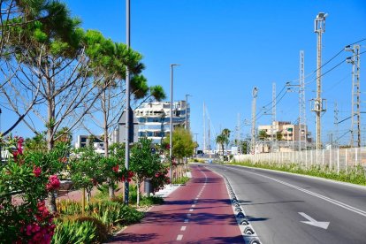 Zona del puerto de Tarragona con el edificio de la Autoridad Portuaria en el fondo.