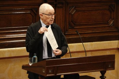 Pla mitjà del Síndic de Greuges, Rafel Ribó, ensenyant un document des de la tribuna de l'hemicicle del Parlament