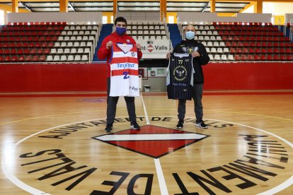 A la izquierda, Oriol Pozo, entrenador del CB Valls, acompañado del técnico del ADT, Borja San Miguel, en el Pabellón Joana Ballart.