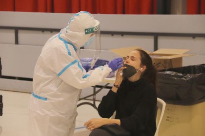 Una mujer haciéndose una prueba PCR en el cribado masivo de Montblanc.