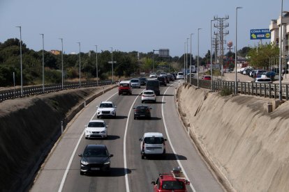 Colas de vehículos en la entrada de Coma-ruga por la N-340 durante la mañana de este Viernes Santo.